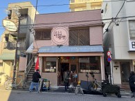 自転しながら公転する